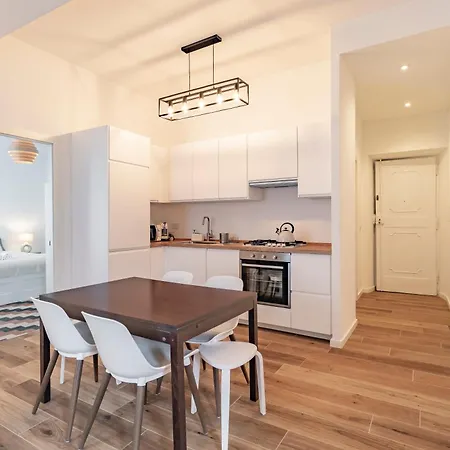 Апартаменты Domus Ana- Modern Elegance, Steps Away From The Colosseum And The Historic Center Рим